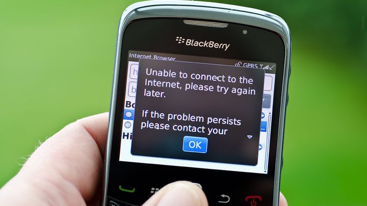 A blackberry phone with an error message popping up on the screen that says "unable to connect to the internet, please try again later" 