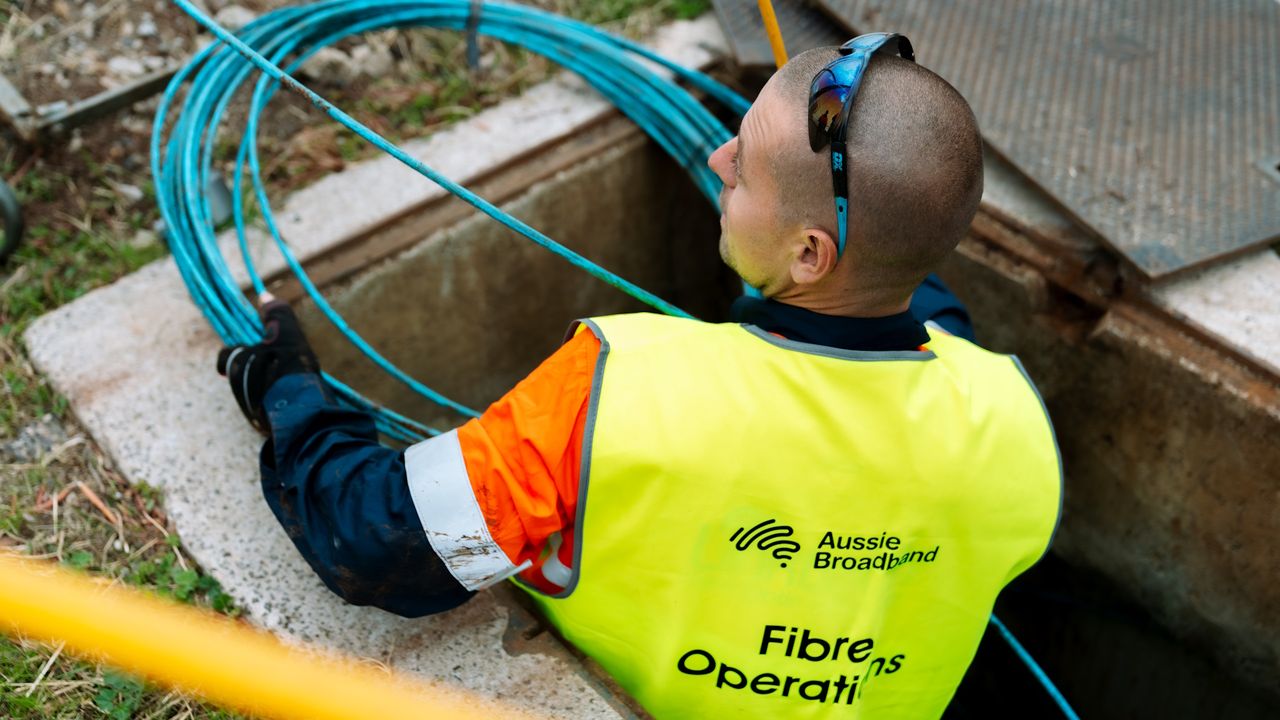 Field Specialist deploying Aussie Fibre in put