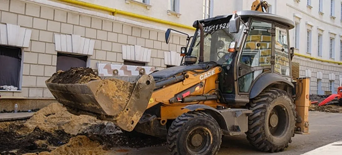 How to Operate a Case 580 Backhoe Boom & Bucket