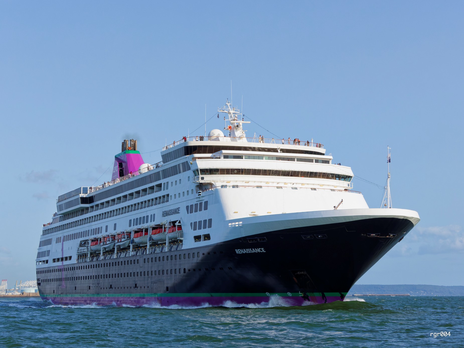 Le Renaissance, navire d’Ambassador Croisières, en navigation