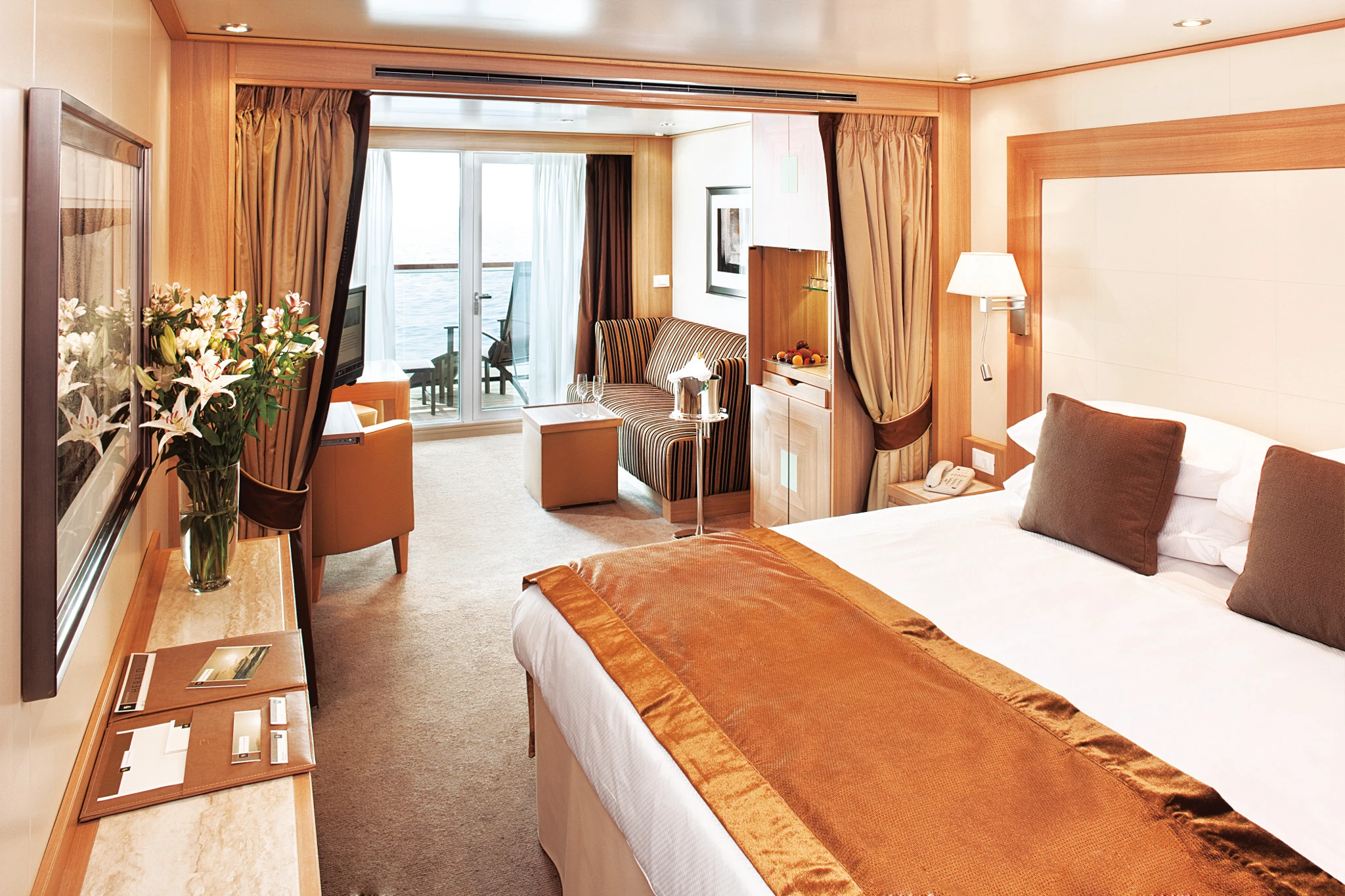 https://a-us.storyblok.com/f/1005231/2048x1365/a712341362/seabourn-veranda-suite-quest.webp