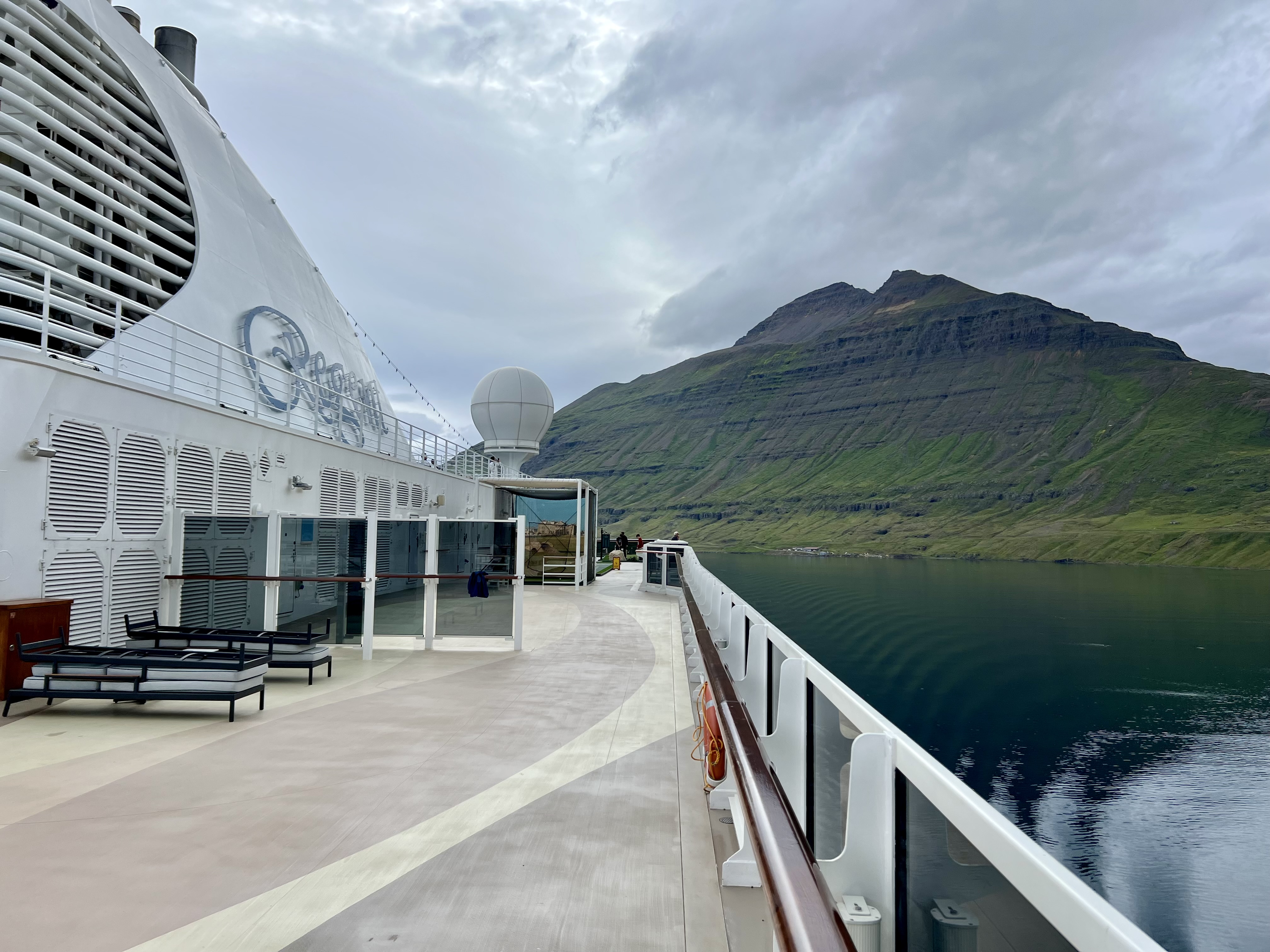 outdoor-deck-seven-seas-