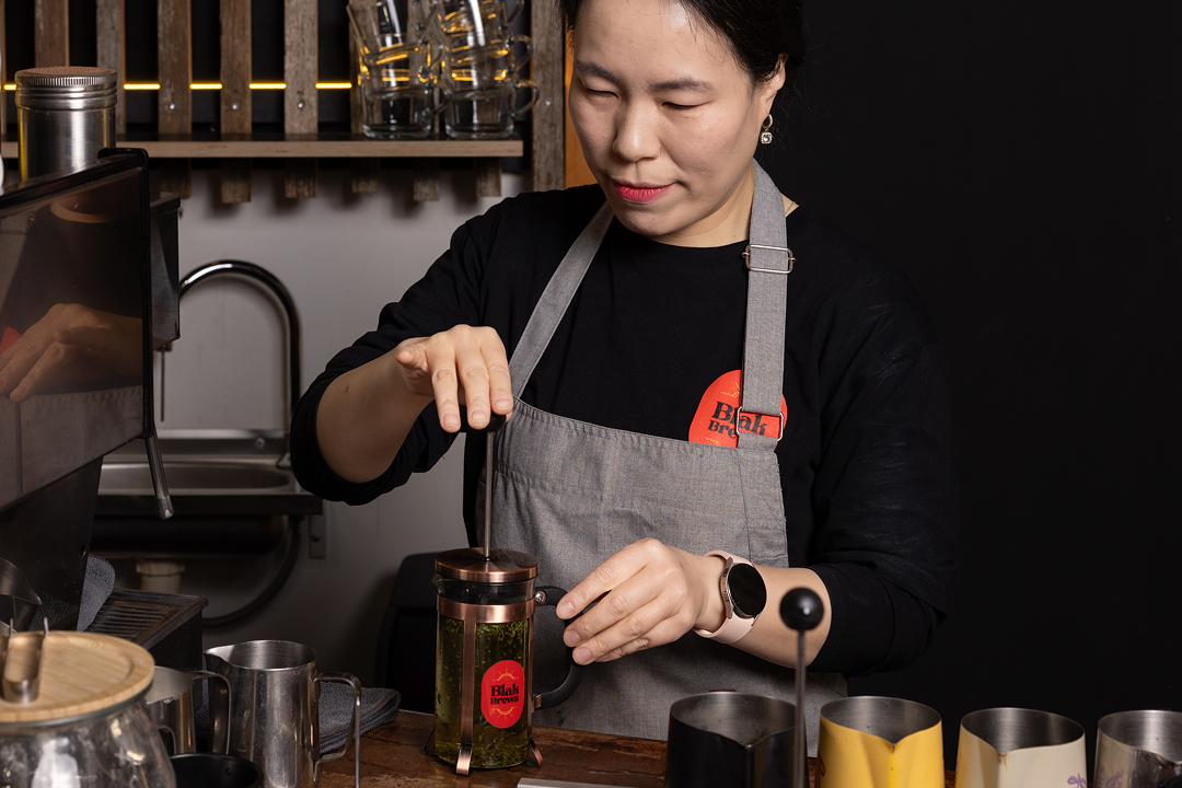 Making tea at Booln Booln Cafe, Grovedale Vic
