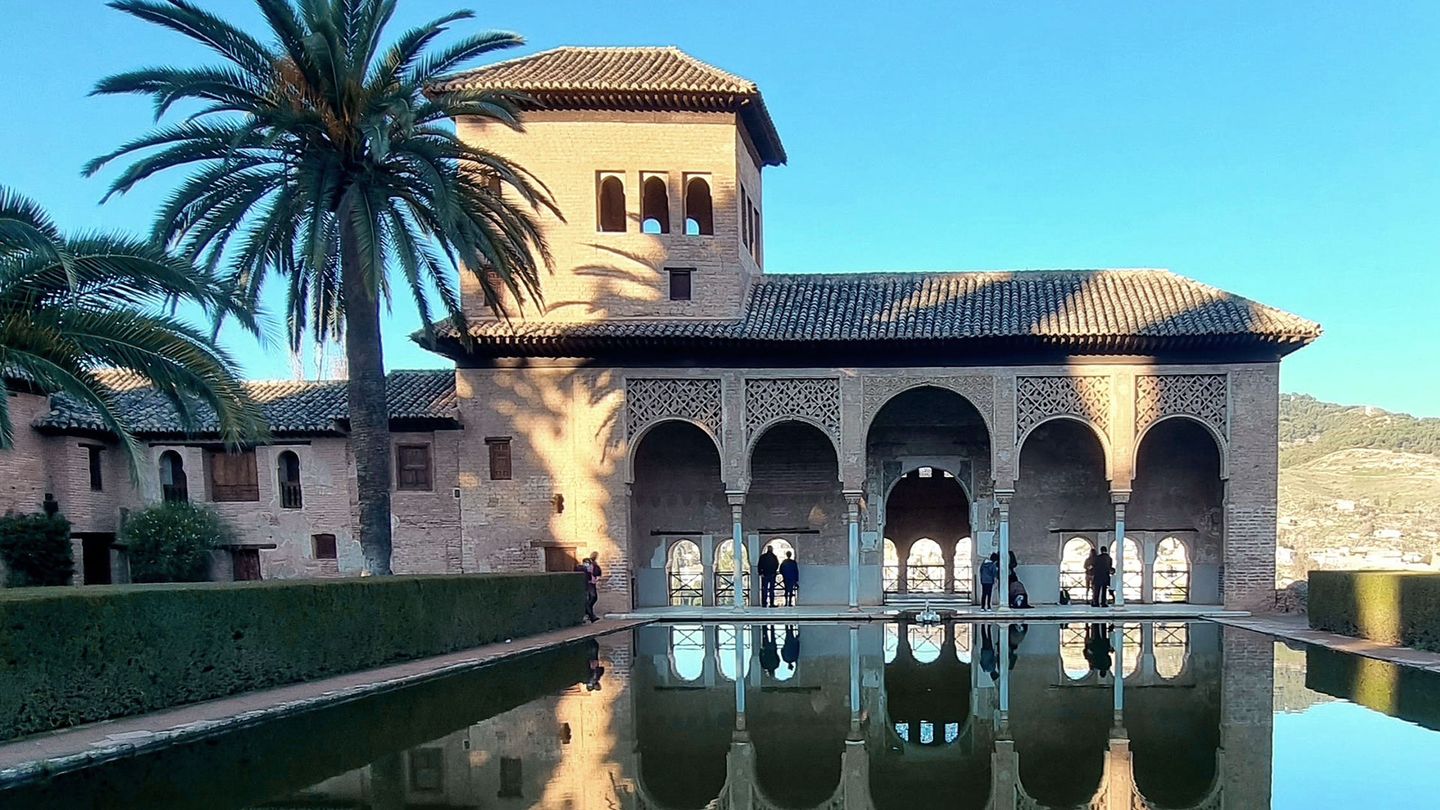 Detail of the pond part of the portico in Alhambra palace, Spain