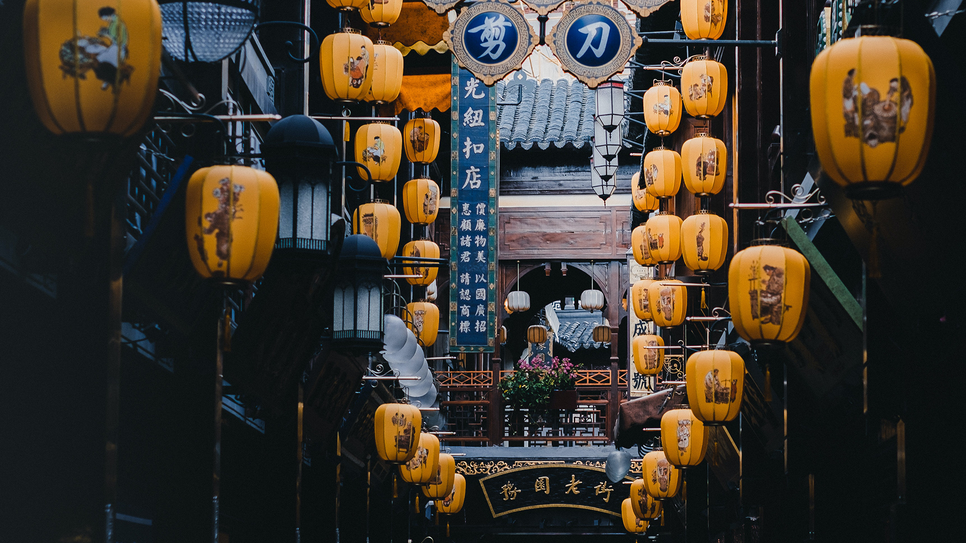 How to use the modal particle 呢 (ne) in Mandarin Chinese?