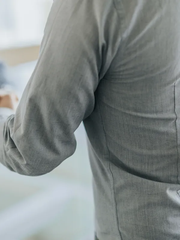 two people shaking hands with one person crossing their fingers behind their back.