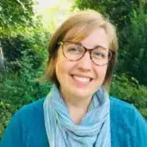 A white woman with tortoiseshell glasses.