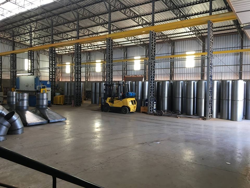 Ambiente organizado com máquinas e materiais pesados.