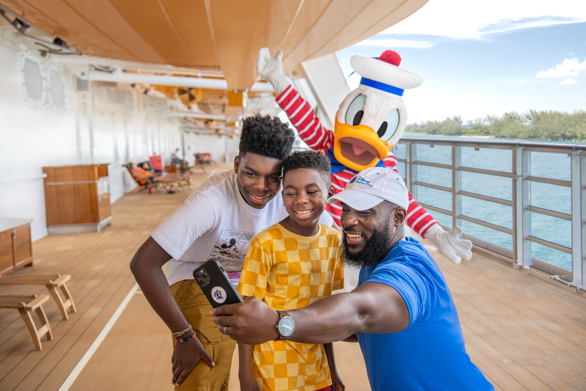DCL - Donald Duck Selfie