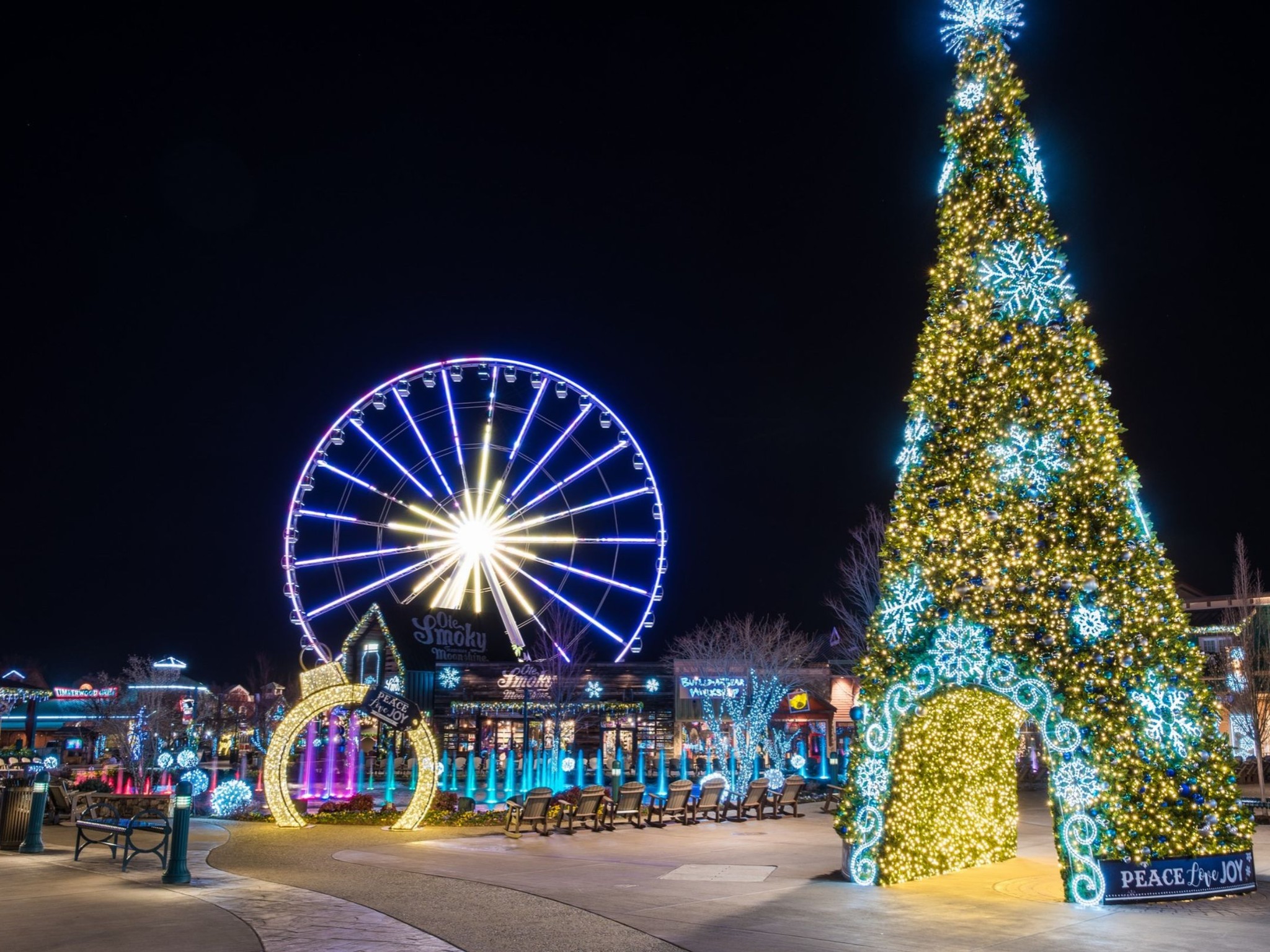 FREE Concert & Christmas Tree Lighting at The Island in Pigeon Forge