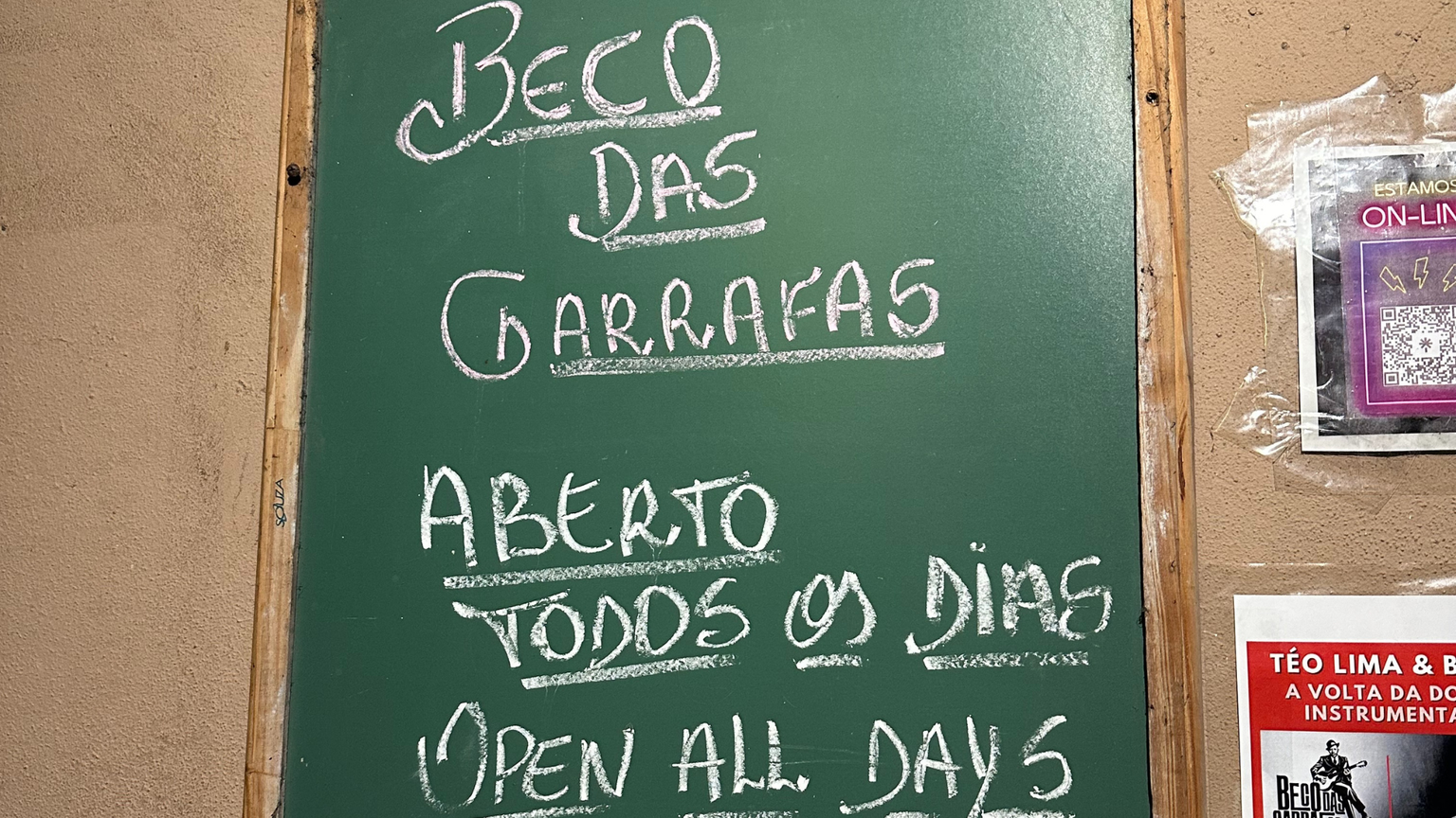 A chalkboard of a Bossa Nova bar and it's opening hours.