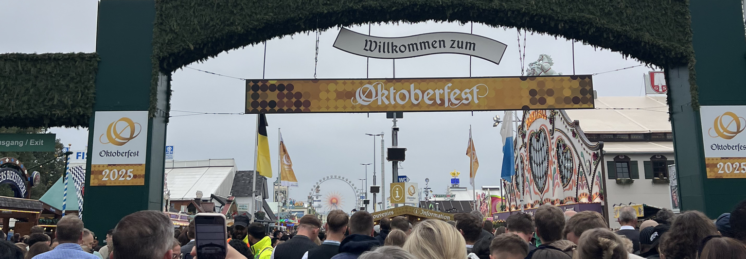 Oktoberfest Welcome sign written in German.