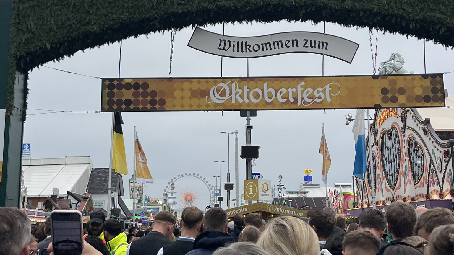 Oktoberfest Welcome sign written in German.
