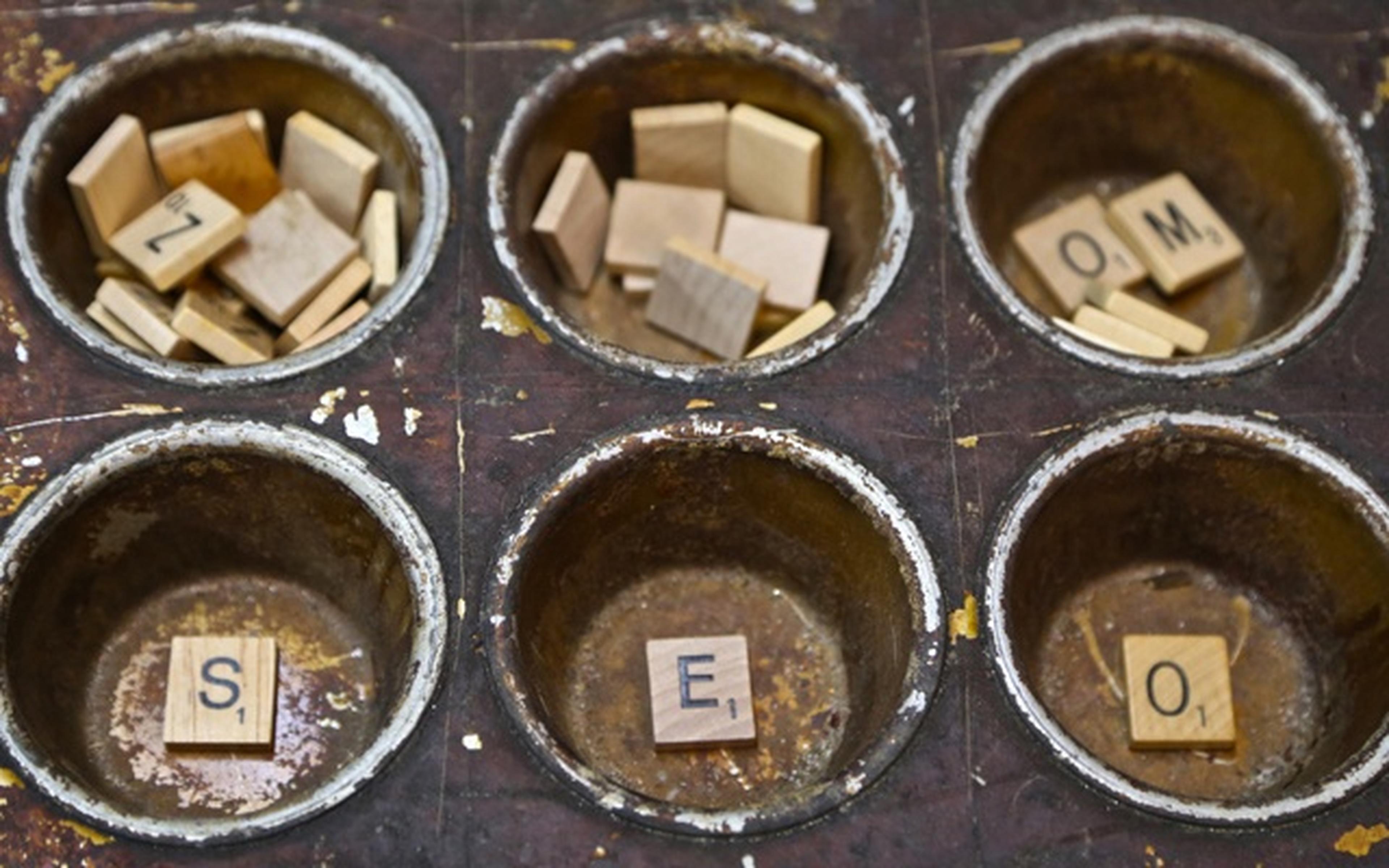 scrabble pieces spelling "seo"