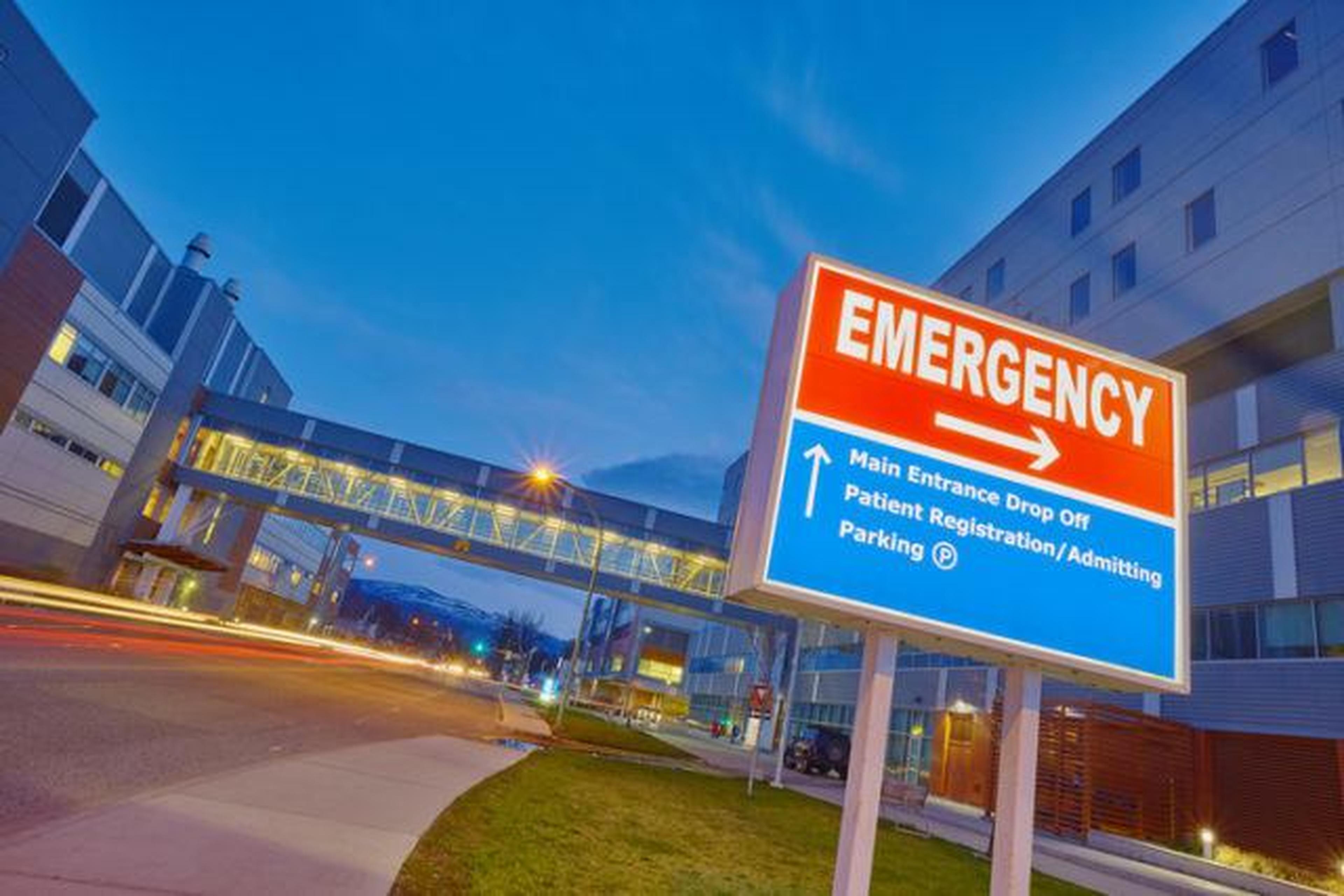 emergency room sign outside with building