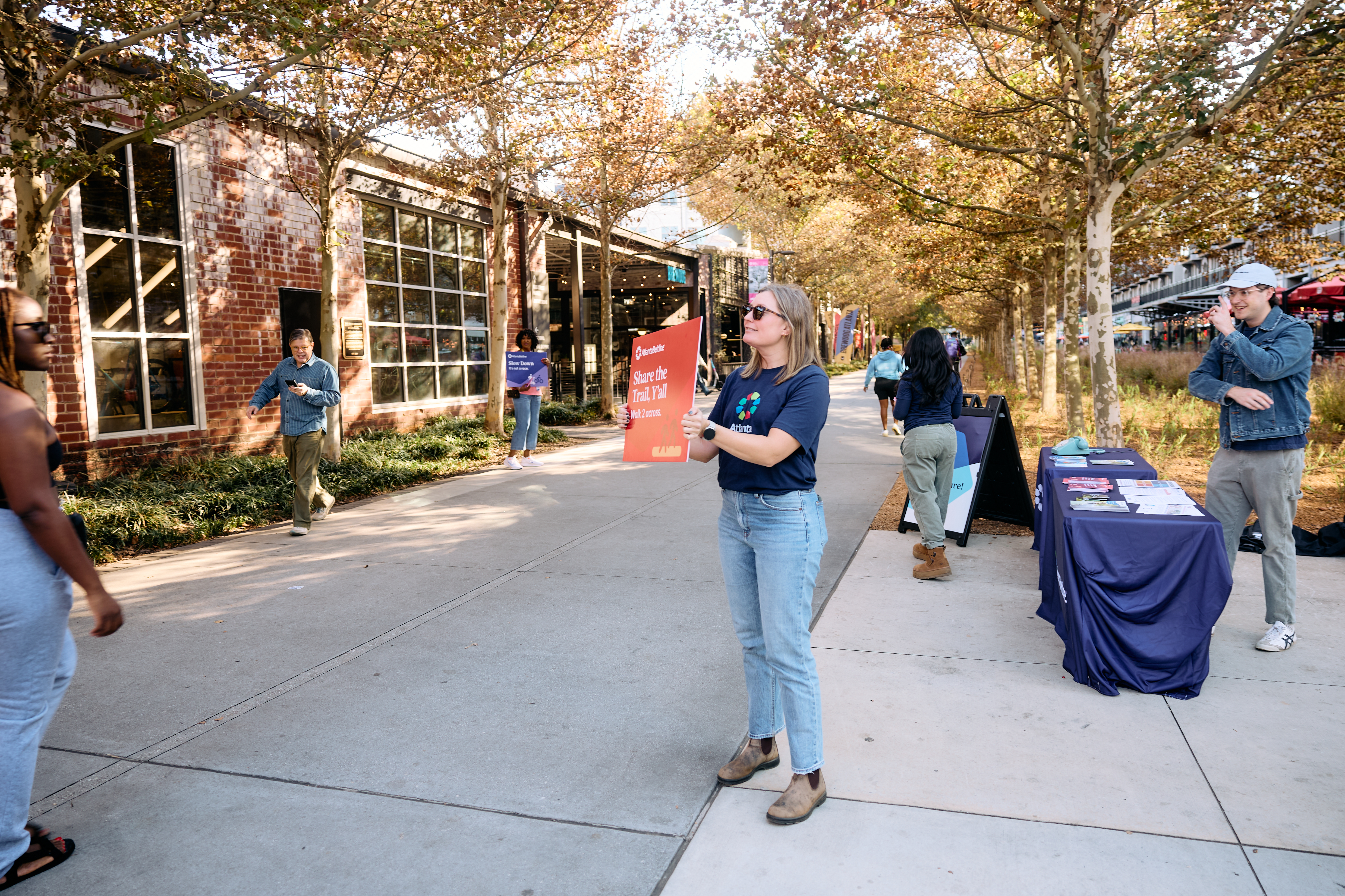 On November 6, we hosted etiquette pop-ups at two Eastside Trail locations to engage Beltline users on this important topic. (Photo Credit: Erin Sintos)