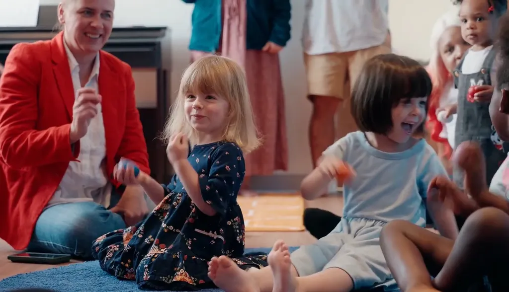 Kids and their adults having a blast exploring music with egg shakers at a Musicologie Junior class