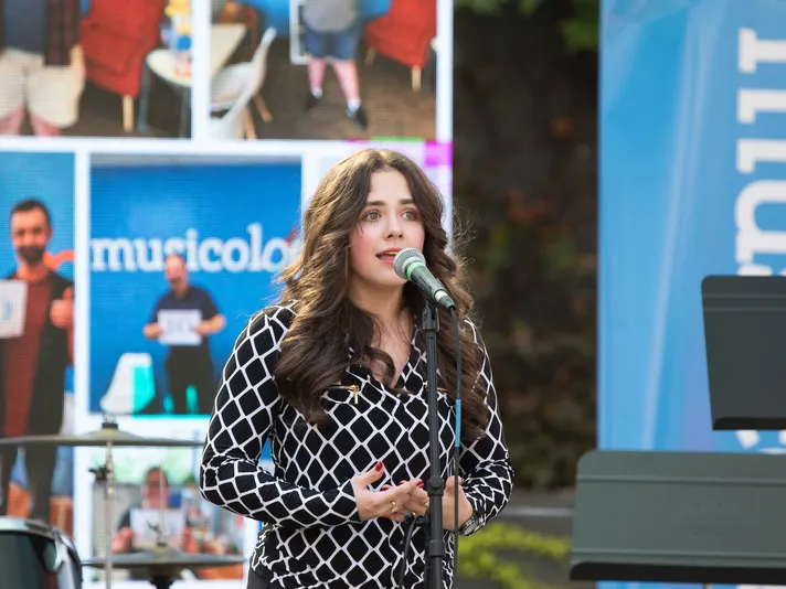 Girl on stage singing at a musicologie concert