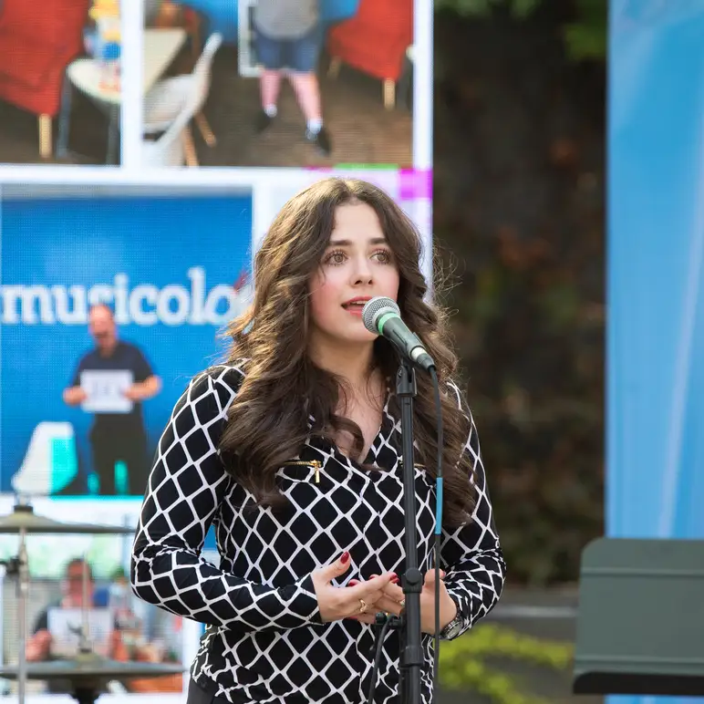 Girl on stage singing at a musicologie concert