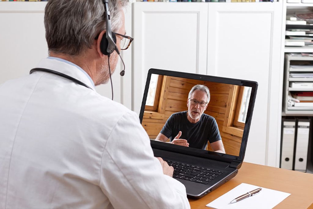Get friendly, hassle-free support with your Releaf Specialists application. A consultant uses a laptop to help someone through the quick and simple Releaf Specialists application process.