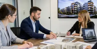 Equipo en sala de reuniones toma decisiones con datos de inteligencia comercial inmobiliaria.