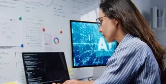 Especialista aplica marketing con inteligencia artificial para analizar datos digitales.