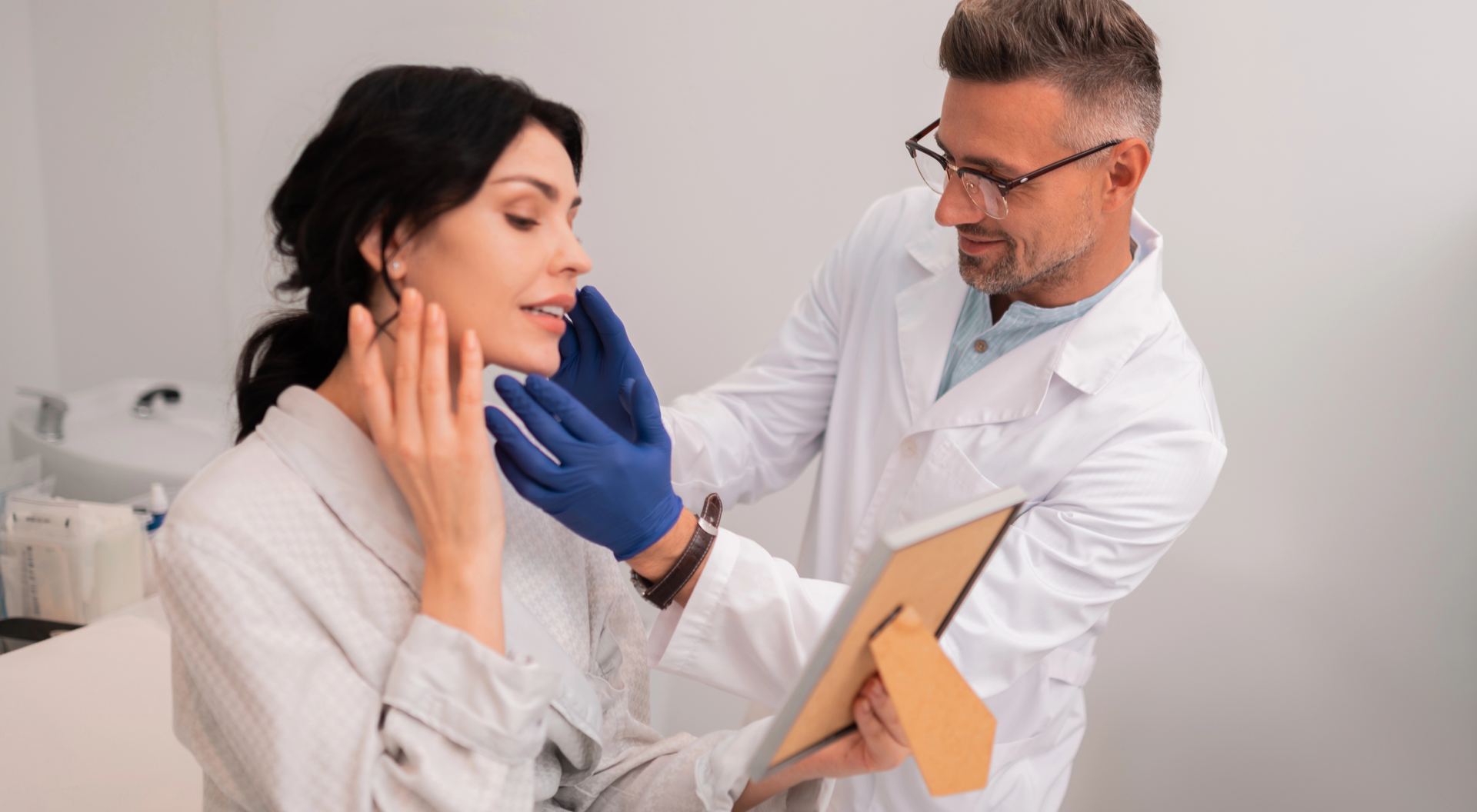 woman receiving a Plastic Surgeon consult