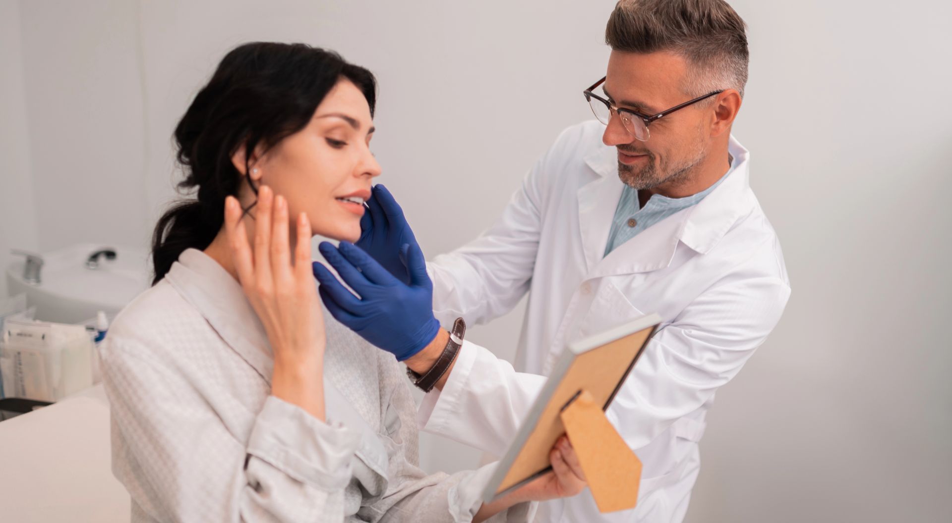 woman receiving a Plastic Surgeon consult