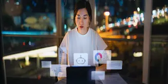 Ejecutiva que estudió en Cibertec aplicando automatización de procesos en su propio negocio.