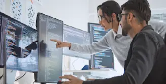 Jóvenes programando con Visual Studio y lo aprendieron desde cero en Cibertec