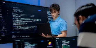 Un estudiante revisa código complejo como parte de su Especialización en Base de Datos.