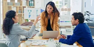Equipo analiza gráficos de modelamiento de procesos empresariales en la oficina.