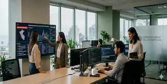 Hackers éticos analizando la ciberseguridad de las empresas en Perú - Artículo de Cibertec