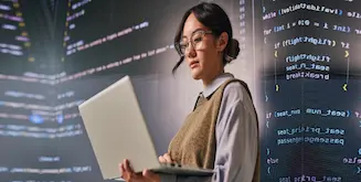 Estudiante de Cibertec aplicando sus conocimientos en MongoDB para aplicaciones modernas