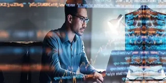 Programador en laptop con código digital para explicar qué es Java en Cibertec
