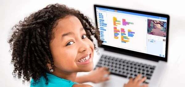 alumna del curso de pequenos programadores cibertec