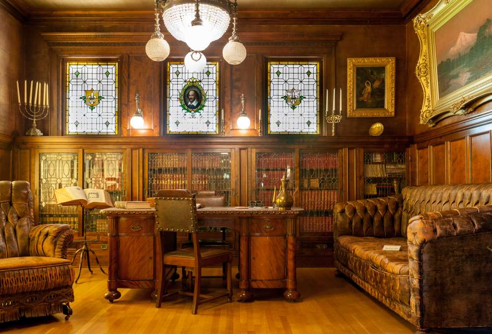 From Ghost Tours to Roaring ‘20s Murder Mystery Dinners and  Holiday Tours: Seasons Greetings From Moss Mansion