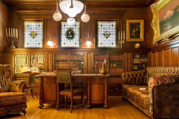 From Ghost Tours to Roaring ‘20s Murder Mystery Dinners and  Holiday Tours: Seasons Greetings From Moss Mansion