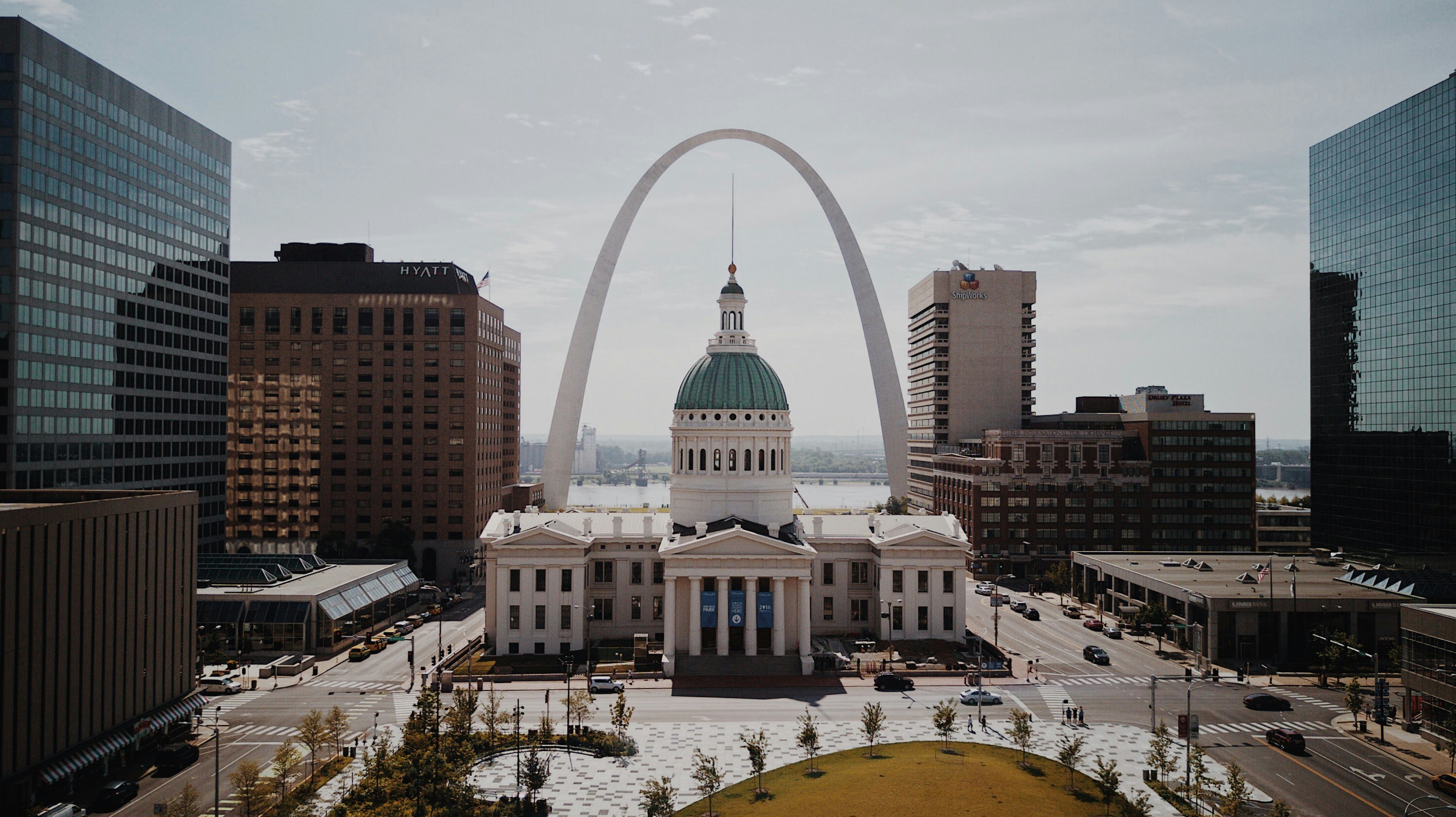 Aerial view of the Old Courthouse with a green dome, in Sant Louis, Missouri