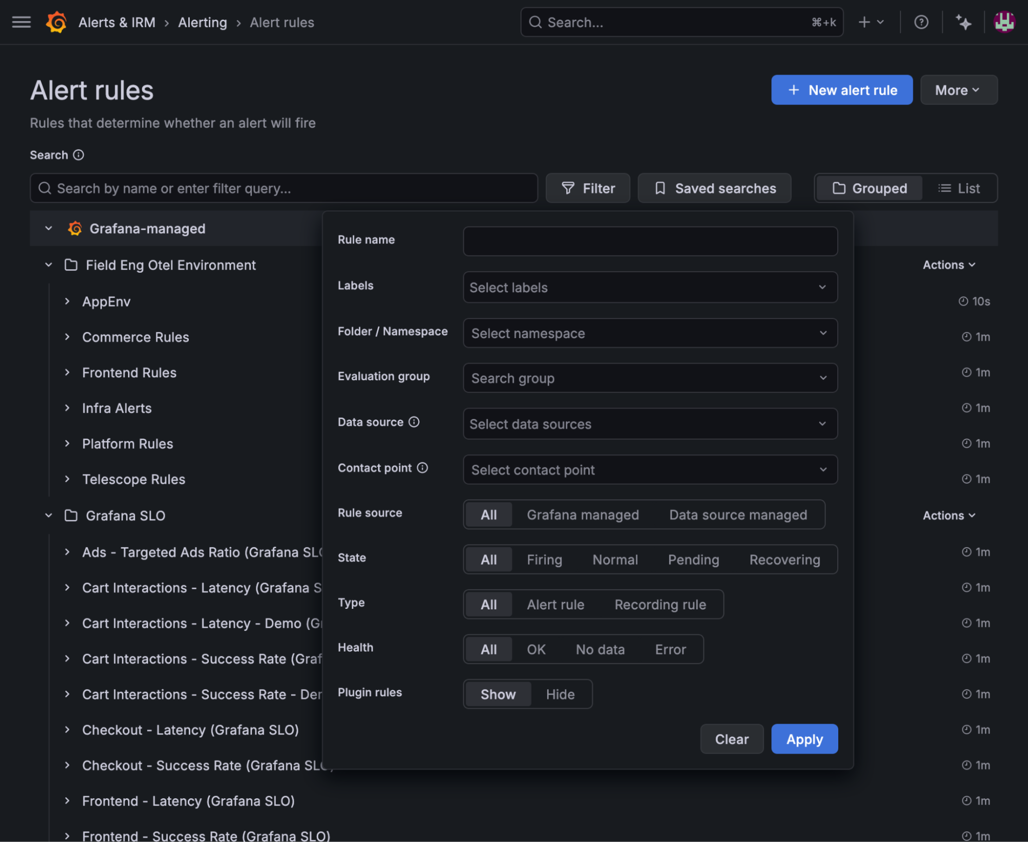 Interface do Grafana Alerting mostrando a configuração de regras de alerta com opções de nome da regra, labels, namespace, data source e contact points.