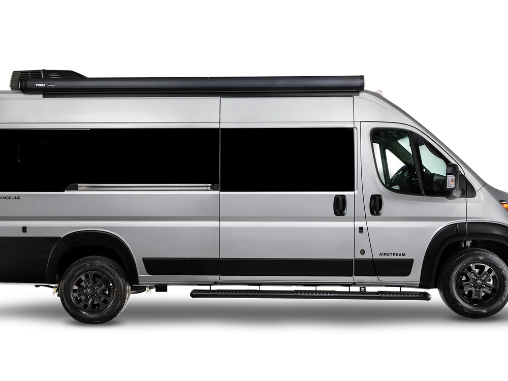 Rangeline 21PS touring coach, curbside studio view.