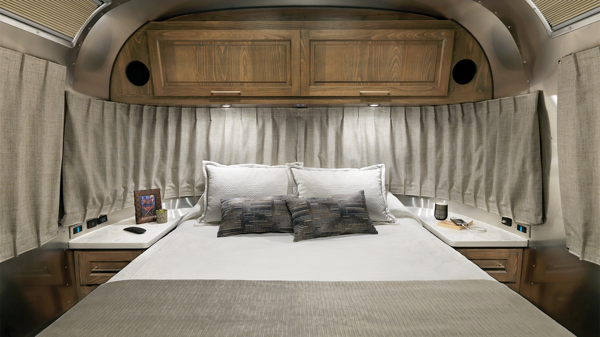 classic-33fb-2022-bedroom-