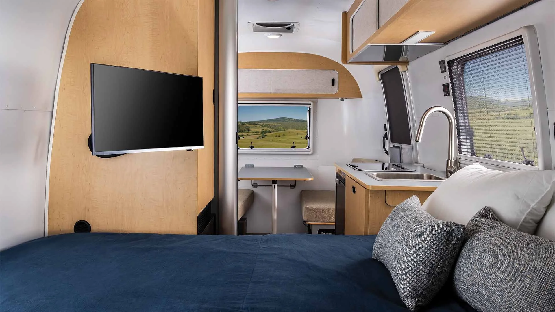 World Traveler 17RB Back to Front View from Bed