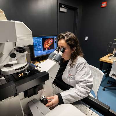 Lauren Lubeck uses a confocal microscope.