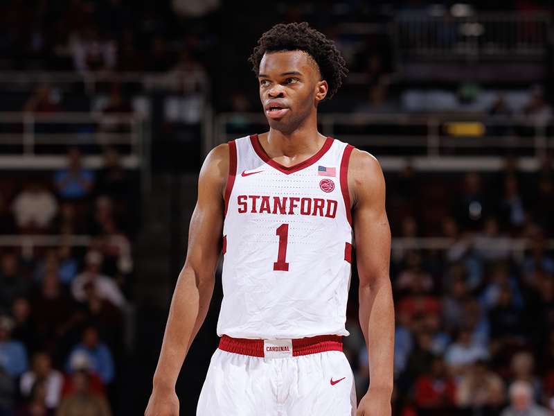 Image of Ebuka Okorie on the court.