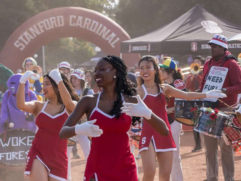Stanford Dollies dancing with the band