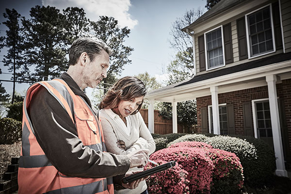 contractor consults with homeowner