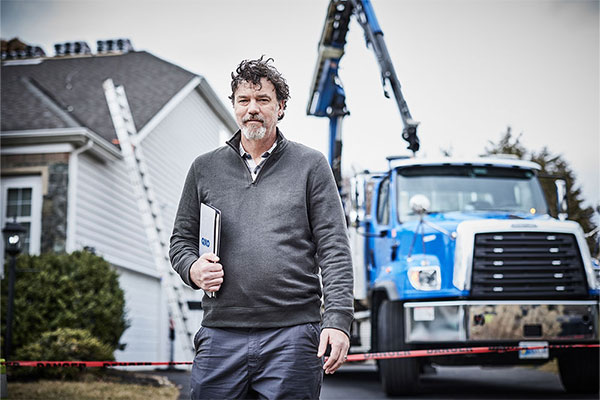 beacon employee discussing pro plus with a contractor