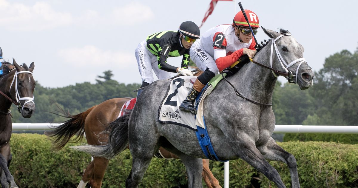 Movin' On Up notches win in Caress for 90-year-old trainer Ramsey