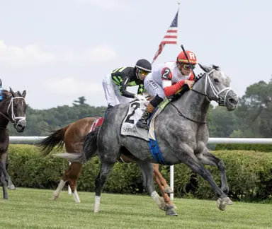Movin' On Up notches win in Caress for 90-year-old owner Ramsey